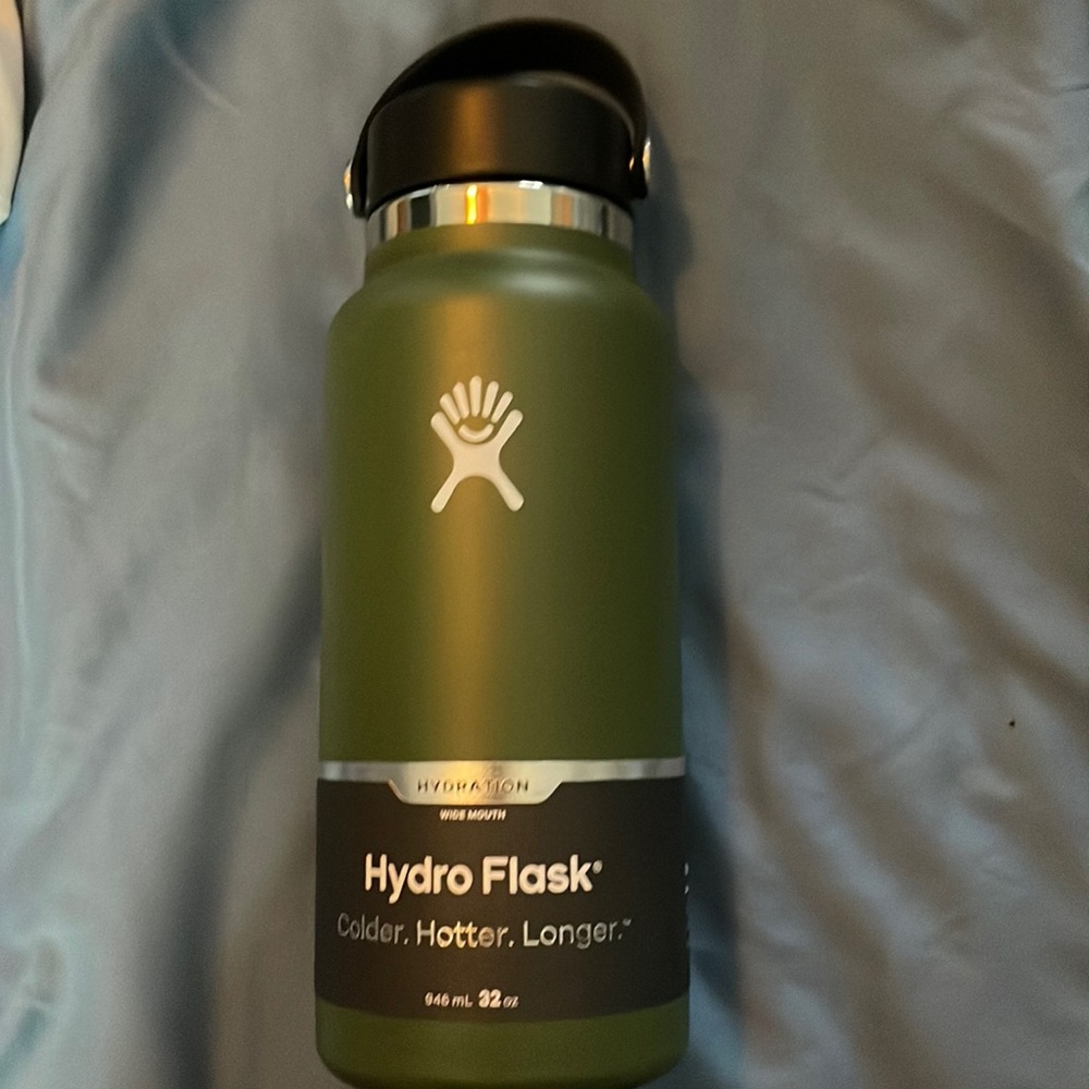 NWT Hydroflask 32 oz water bottle